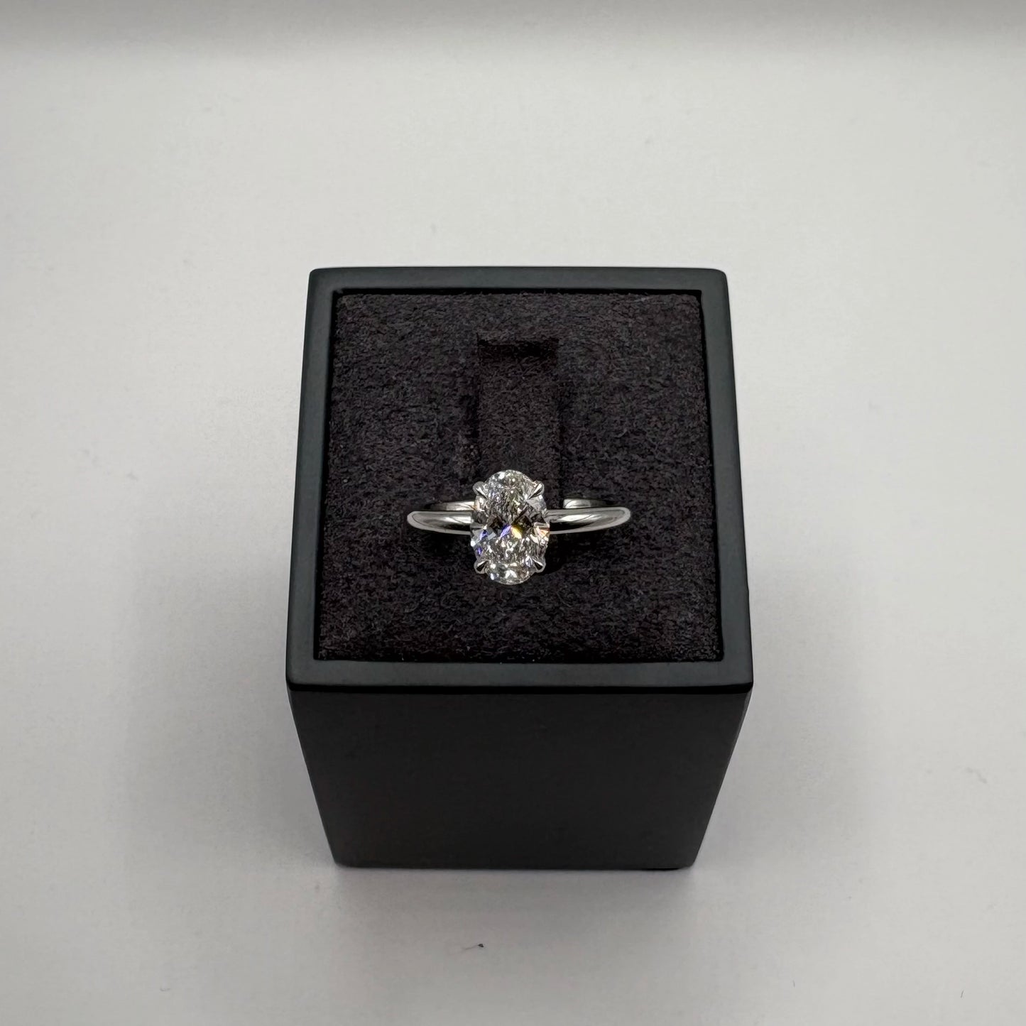 Zarter Solitaire Verlobungsring mit 1.01 ct Oval Cut Lab-Grown Diamant – 18 Karat Weißgold